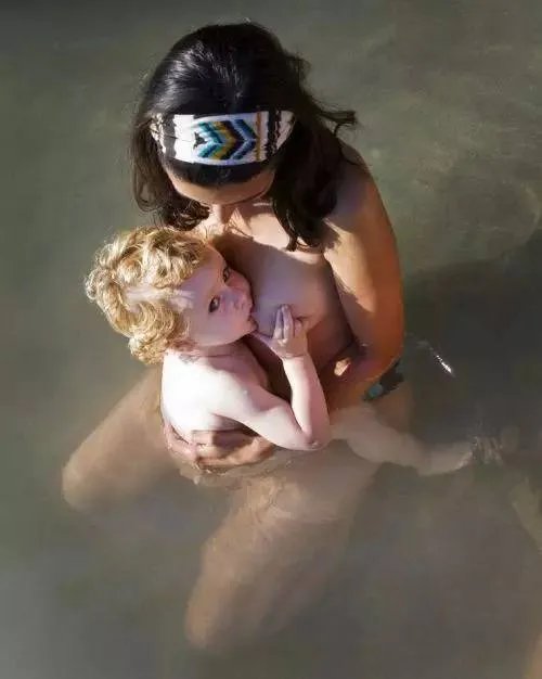 豪放喂奶照来袭,您还能hold住么?