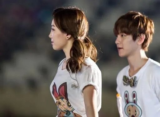 网传疑似边伯贤金泰妍车震图? 深夜隐秘约会被拍