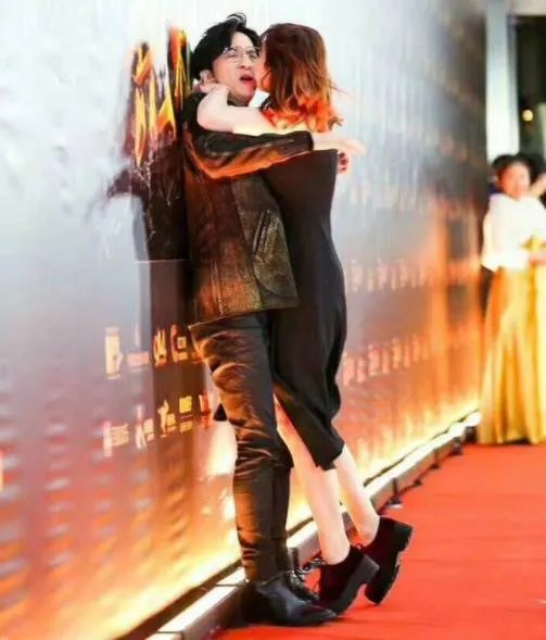 薛之谦被女主播突袭强吻:画面中女主播太疯狂了