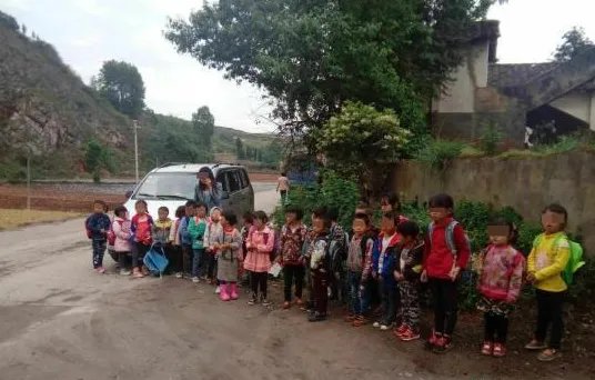 临时校车严重超载是怎么回事？