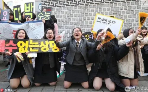 韩国高考下跪加油 今年高考60万通过率约60%