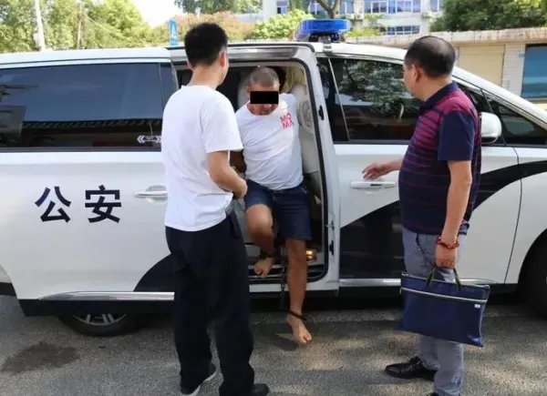 警方连续3年在观潮时抓住逃犯!具体是如何抓住此逃犯的?