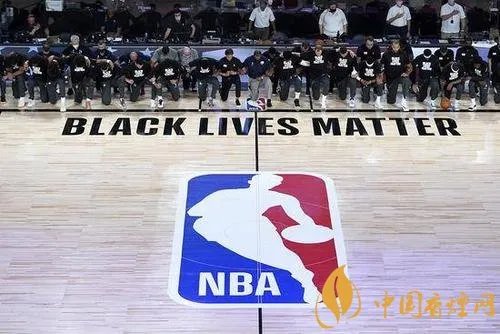 NBA球员集体下跪抗议 为什么会出现这种举动