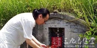 坟墓上有这个后代越过越穷