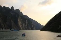 上联：落日阁中琴瑟瑟，阁下洛阳客，下联怎么对？