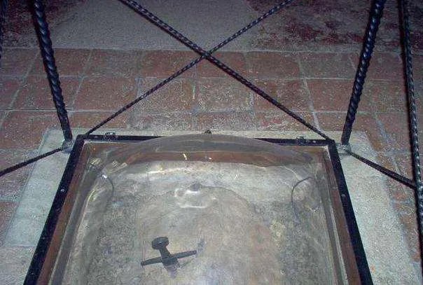 英国允许拔出石中剑吗:允许拔出(自制的石中剑曾被偷)