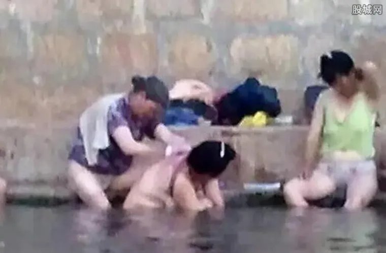 大妈水源地洗澡 污染饮用水让当地人愤怒
