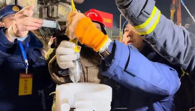 山东金矿井下已发现12名矿工，每日输送营养液能否提供足够能量？