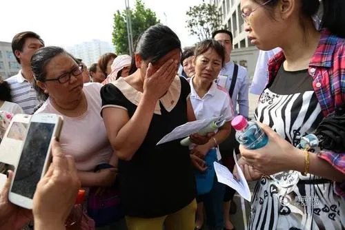 母亲把高考女儿送错考点当场痛哭，为何会走错考点？