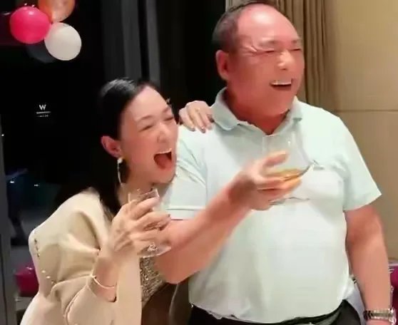 刘荷娜躺在公公腿上,你怎么看待她的这一迷惑行为?