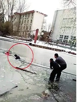 女孩玩耍落冰窟现在怎么样了?