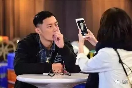 余文乐眼睛怎么回事到底是不是假眼 余文乐回应自己的眼睛大小眼