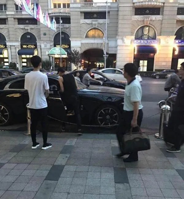 黄子韬大炫豪车炫富是怎么回事？