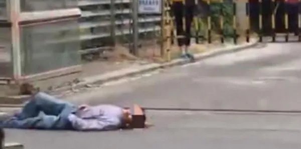 刮落坠物砸中路人是怎么回事?