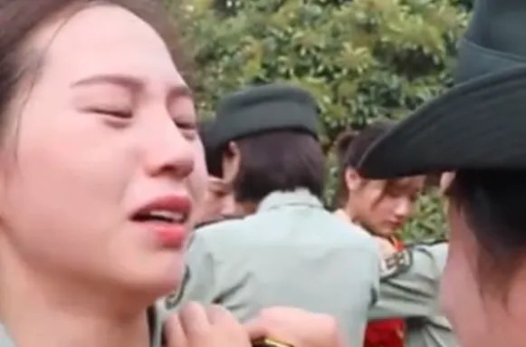 哪个00后女枪王退伍时哭成泪人?