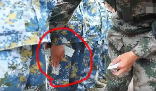 新生夹扑克站军姿:一手夹6张扑克站军姿的样子画面