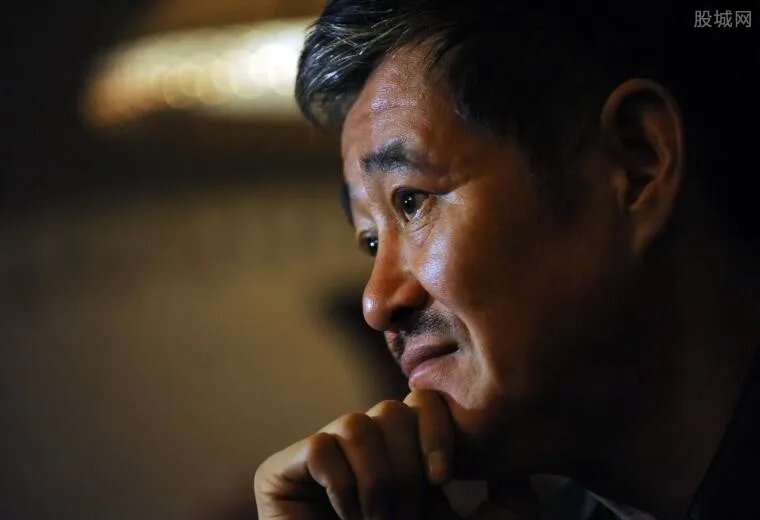 60岁赵本山迎来本命年 赵本山从头红到脚拜佛祈福