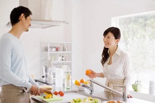 委员建议男女共担社会化分担家务