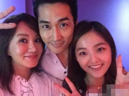 宋承宪晒妻女合照 不惧女友刘亦菲吃醋