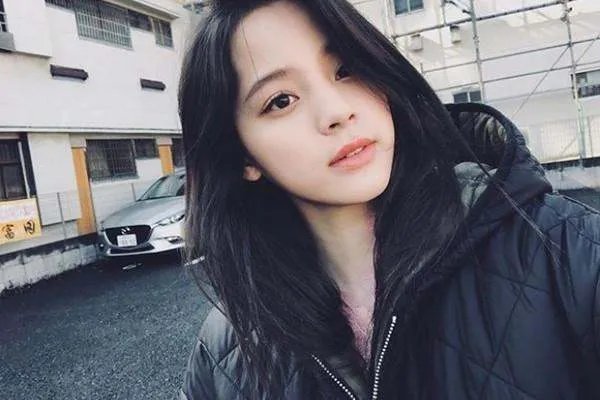 欧阳娜娜送张子枫定制吉他，她们的关系真的那么好吗？