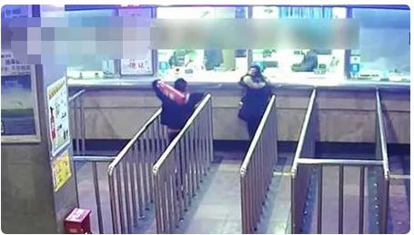 男子醉酒连误两趟车一怒之下做了什么事？