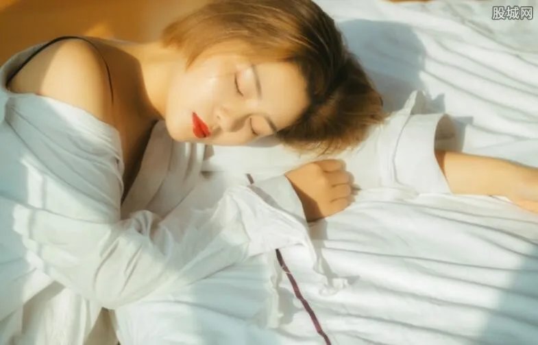 北体校花一字马爆红 付佳美人如其名美丽动人