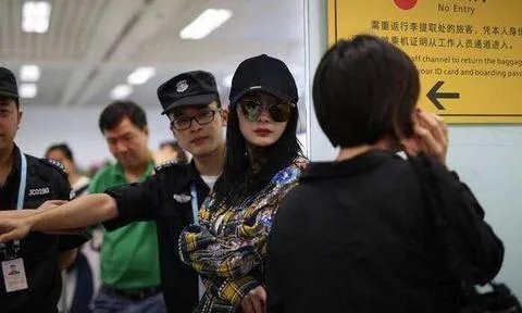 杨幂被赶出机场，大家怎么看？