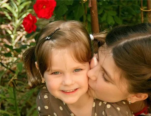 母亲陪儿子玩复活节找蛋 发现一具腐烂尸体