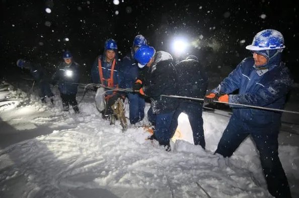 暴雪后的安徽火爆网络的托举哥是谁?