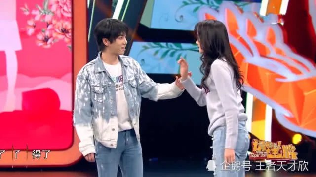 华晨宇关晓彤什么关系情侣装接吻图片咋回事 关晓彤非华晨宇不嫁