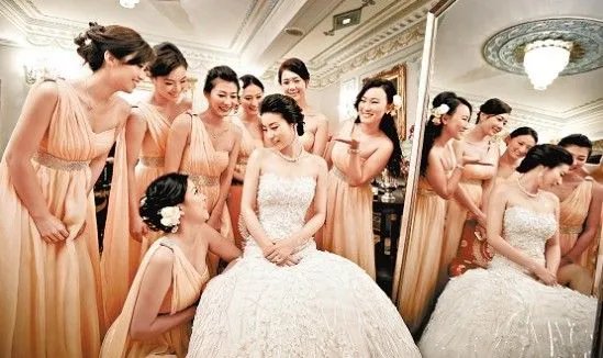 郭晶晶伴娘团亲密照曝光 网友称怀疑其怀孕
