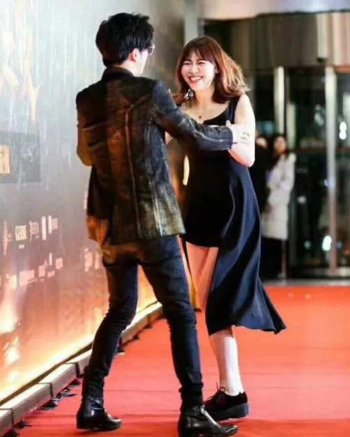 薛之谦被女主播突袭强吻:画面中女主播太疯狂了