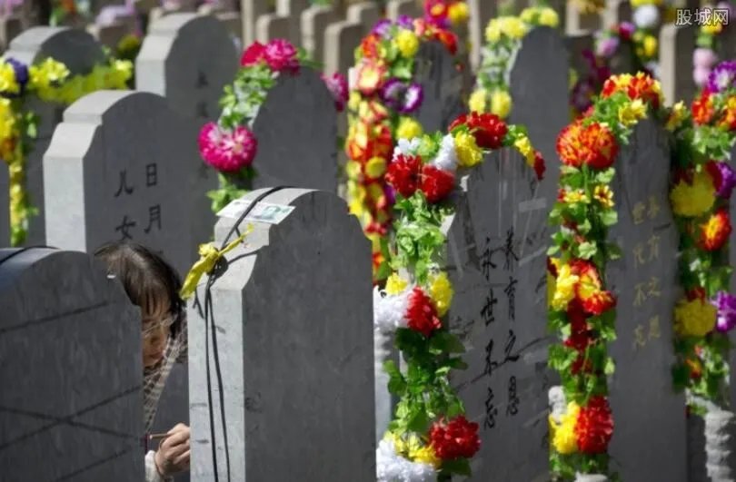 老人开棺材板复活 高举双手圆瞪眼睛