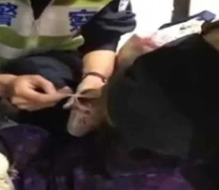 谁喂迷路老人喝粥？