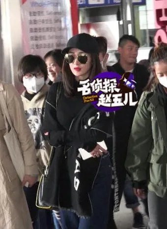 杨幂唇红肤白现身 全程冷面气场高冷