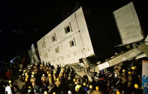 印度在建大楼坍塌 统计3人死亡多人受伤