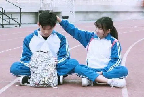 班主任受邀当10年前早恋学生证婚人，他们能够走到今天有多不易？