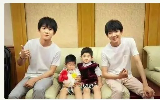 王俊凯为何改航班？