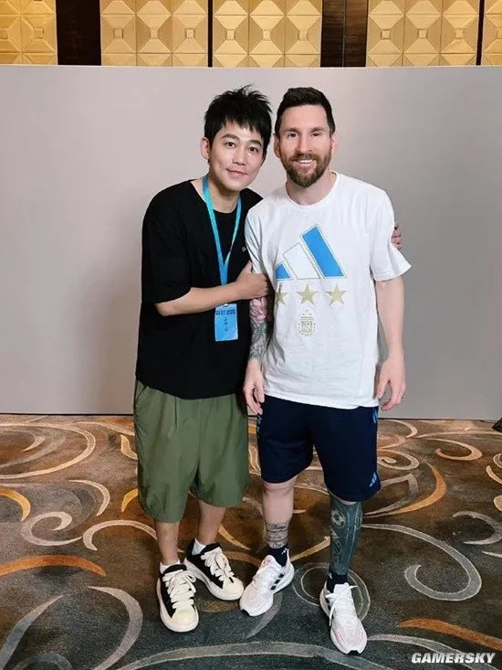 苏醒双手搂梅西胳膊与其合影 表情乖巧似小迷弟