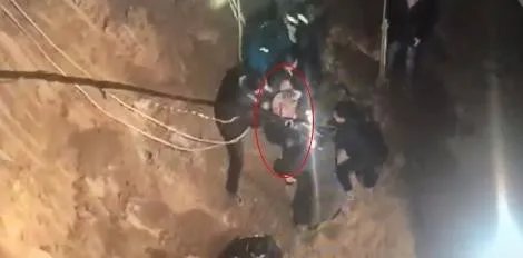 女孩掉入深井被救是怎么回事？