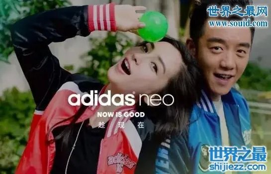 杨颖的胸口给郑恺亲吻，嘴对嘴吃饼干双唇紧贴 