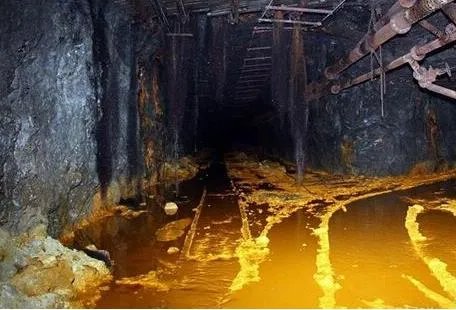 男女发现山洞闪金光 进一看兴奋极了(震撼图)