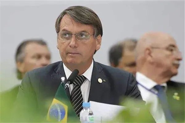 巴西总统确诊后面对记者摘口罩,你是如何看待这种做法的?