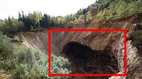 男女发现山洞闪金光 进一看兴奋极了(震撼图)