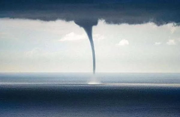 大连海域现龙吸水景象，什么是所谓的“龙吸水”