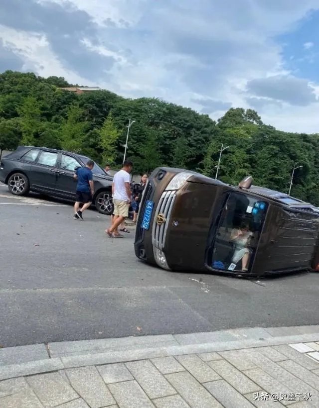 女司机开面包车与劳斯莱斯相撞,或面临200万索赔,你怎么看?