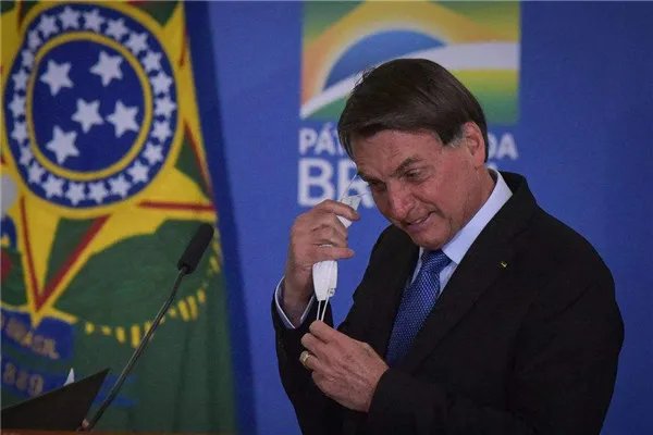 巴西总统确诊后面对记者摘口罩,你是如何看待这种做法的?