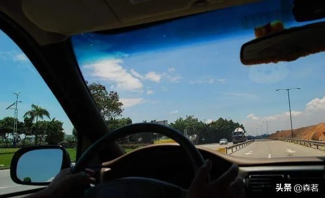 女司机开面包车与劳斯莱斯相撞,或面临200万索赔,你怎么看?