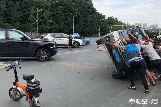 女司机开面包车与劳斯莱斯相撞,或面临200万索赔,你怎么看?