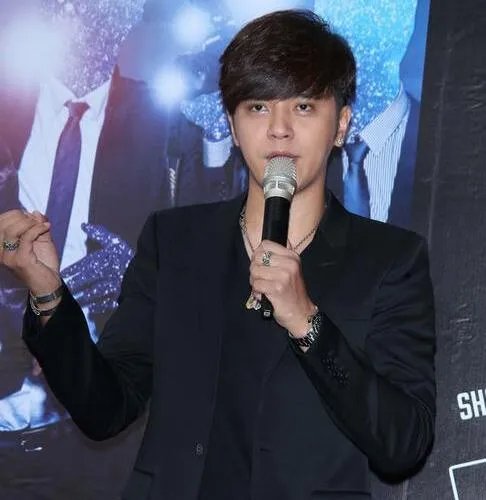 罗志祥神秘观豪宅  其女友为讨好戒烟